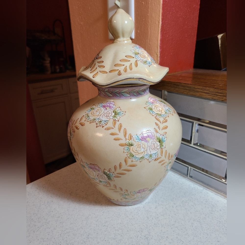 Chinese Porcelain Floral Gold Rimmed Rose Vase Hand Painted Crea…